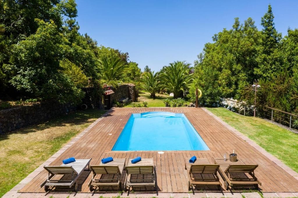 Piscina rectangular de la finca con cumbres del Teide al fondo